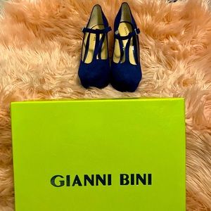 Gianni Bini Lorenna Crushed Navy T-strapped heels women size 6.5 worn once